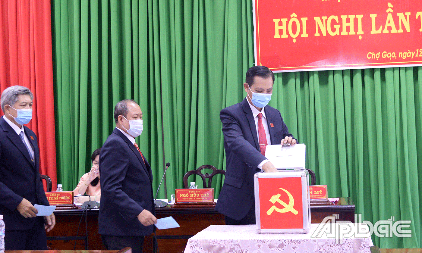 Uỷ viên Ban Chấp hành Huyện ủy khóa mới tiến hành bầu tín nhiệm chức danh Bí thư Huyện ủy.