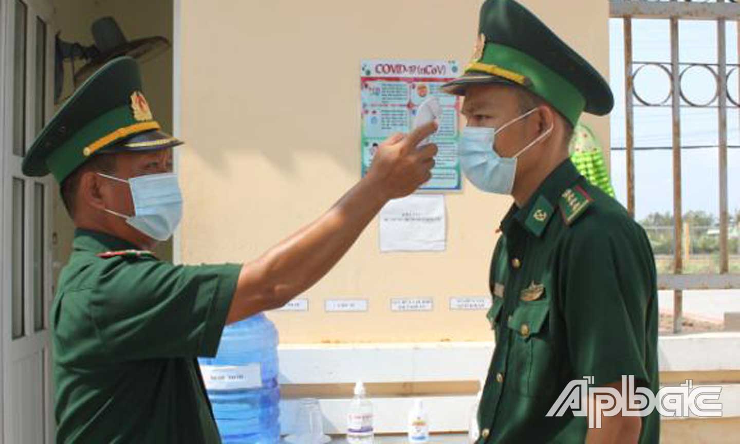 Kiểm tra thân nhiệt CBCS trước khi vào đơn vị.