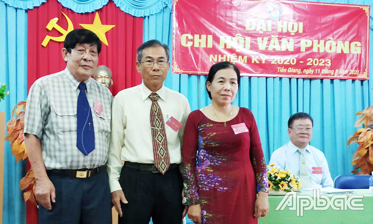 Ban thư kí Chi hội Khóa IV ra mắt đại hội