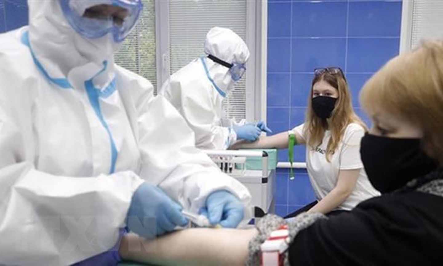 Tiêm phòng vắcxin ngừa bệnh COVID-19 cho người dân ở Nga. (Nguồn: Moskva News Agency/TTXVN)