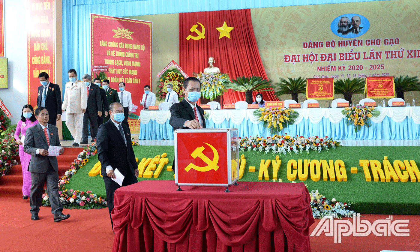 Đại biểu tiến hành bầu đoàn đại biểu đi dự Đại hội Đảng bộ tỉnh Tiền Giang lần thứ XI.