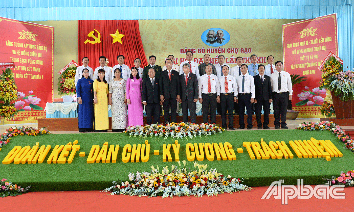 Đoàn đại biểu chính thức và dự khuyết đi dự Đại hội Đảng bộ tỉnh lần thứ XI ra mắt hứa hẹn.