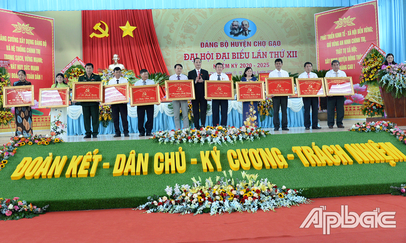 Đồng chí Ngô Hữu Thệ, Bí thư Huyện ủy tặng quà các ủy viên Ban chấp hành Đảng bộ huyện không tái cử.