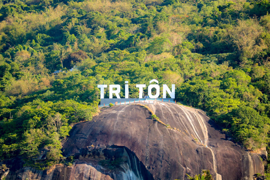 Sân Tiên trên núi Phụng Hoàng Sơn.