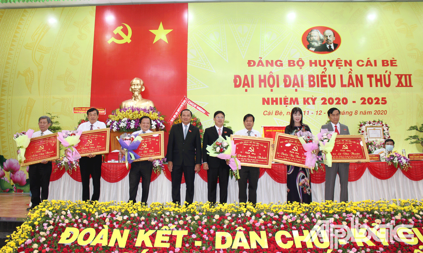 Đồng chí Trần Thanh Nguyên tặng hoa cho các đồng chí không tái cử. 