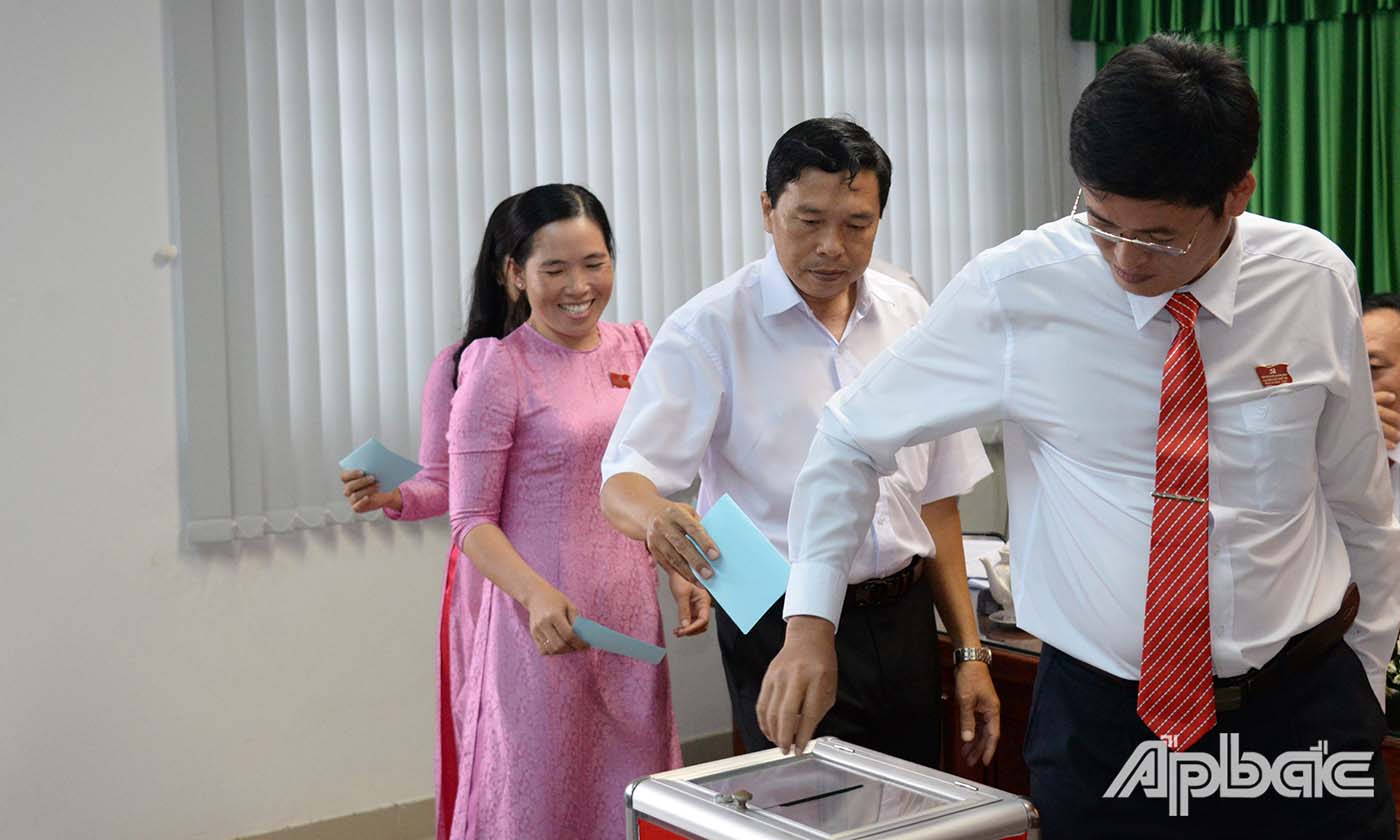 Các đại biểu bỏ phiếu bầu Ban Thường vụ Huyện ủy Gò Công Đông nhiệm kỳ 2020 - 2025.