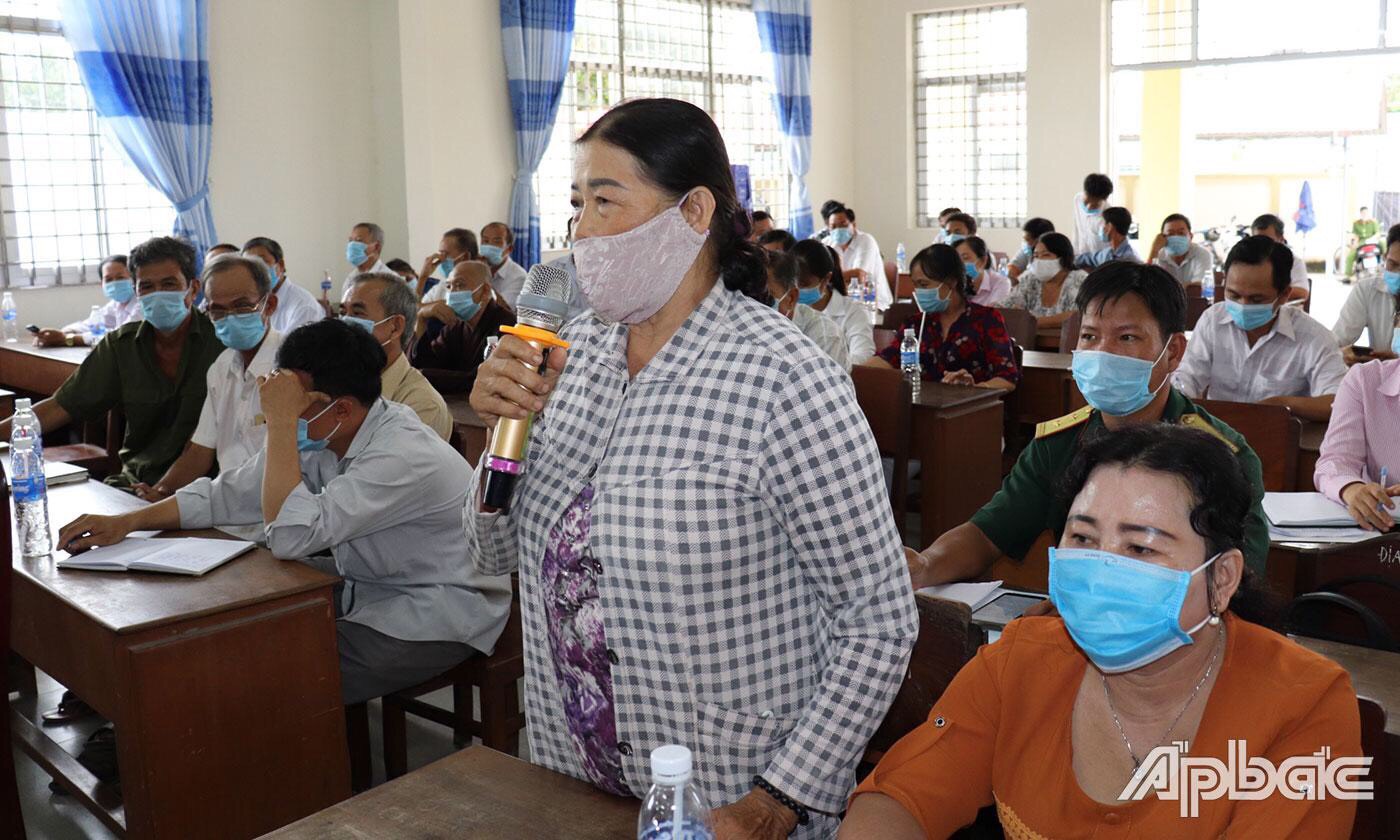 Cử tri phát biểu ý kiến tại buổi tiếp xúc