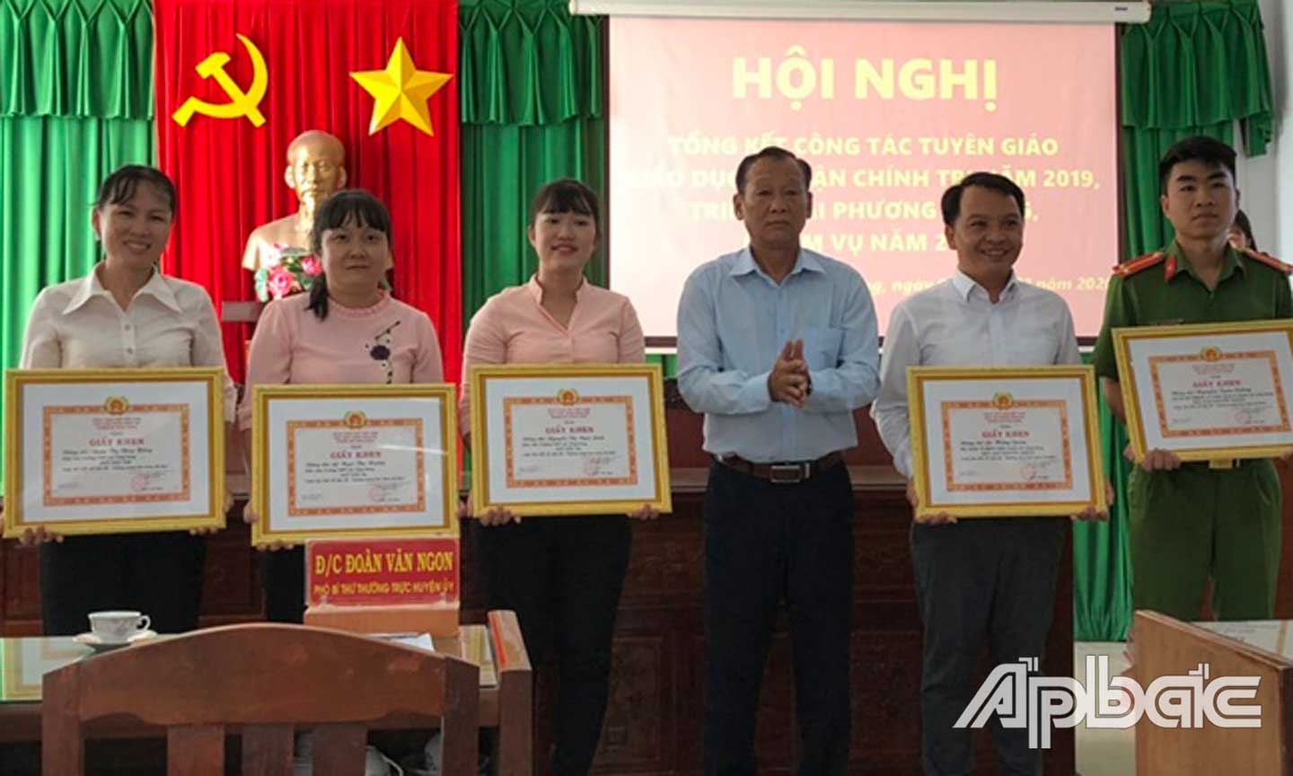 Trao giải Cuộc thi “Gương sáng làm theo lời Bác”.