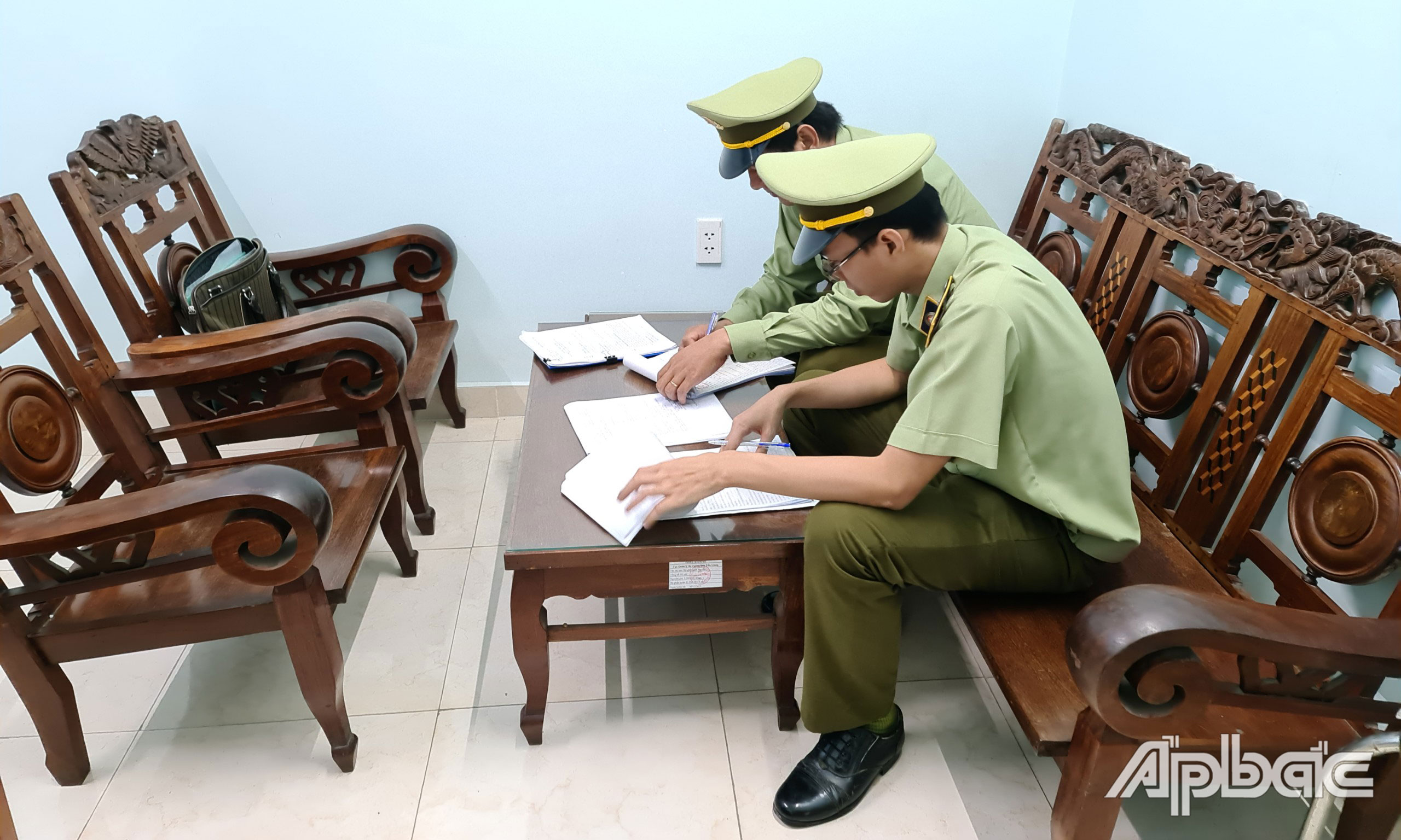 Lực lượng QLTT lập biên bản vụ việc.