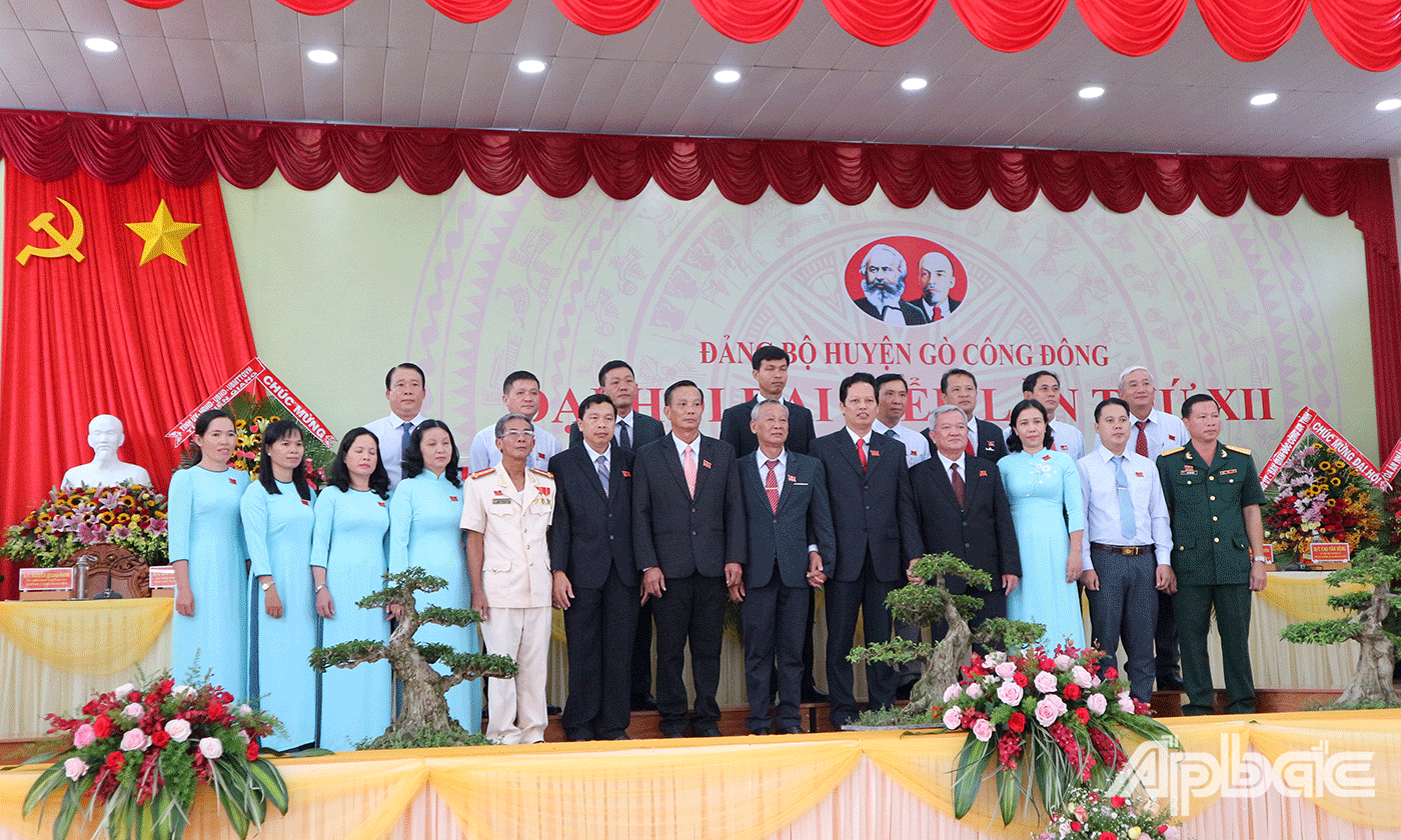 Đại biểu chính thức  và dự khuyết dự Đại hội Đại biểu Đảng bộ tỉnh Tiền Giang lần thứ XI, nhiệm kỳ 2020 - 2025 ra mắt Đại hội