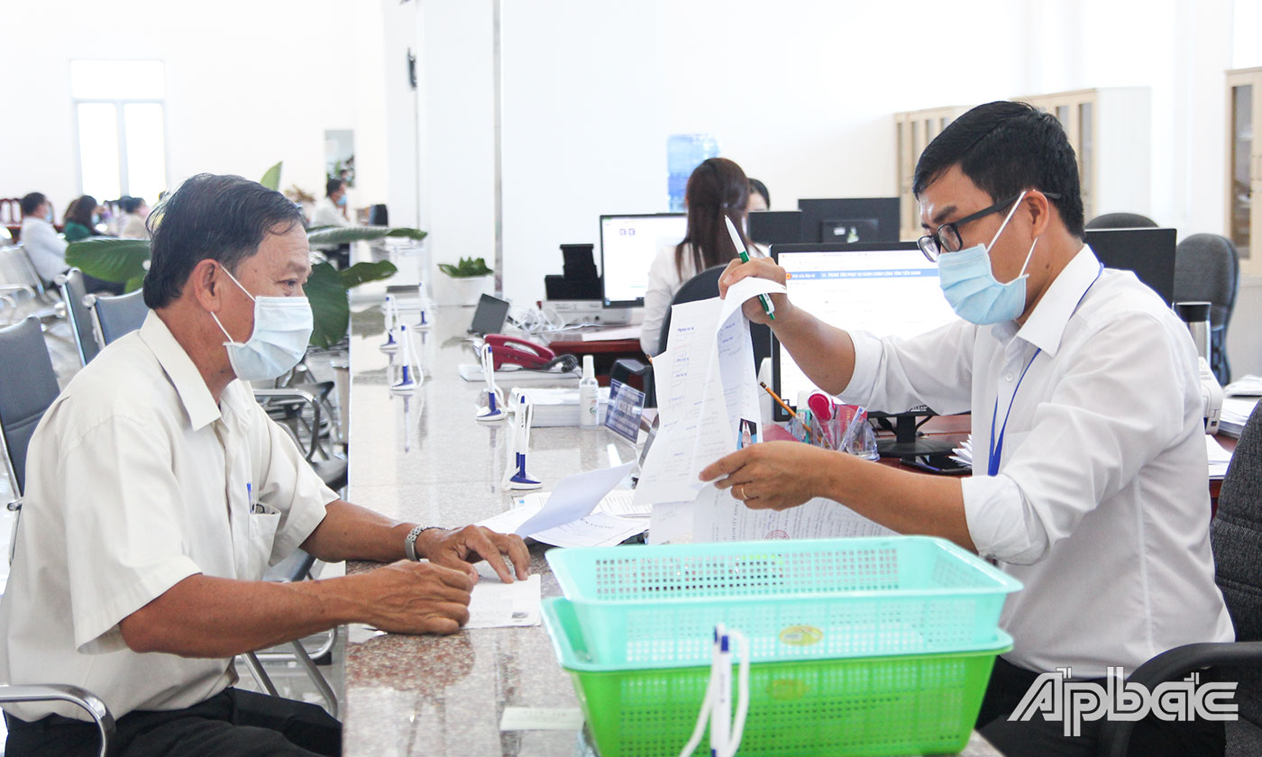 Người dân giải quyết thủ tục hành chính tại Trung tâm Phục vụ hành chính công tỉnh Tiền Giang.