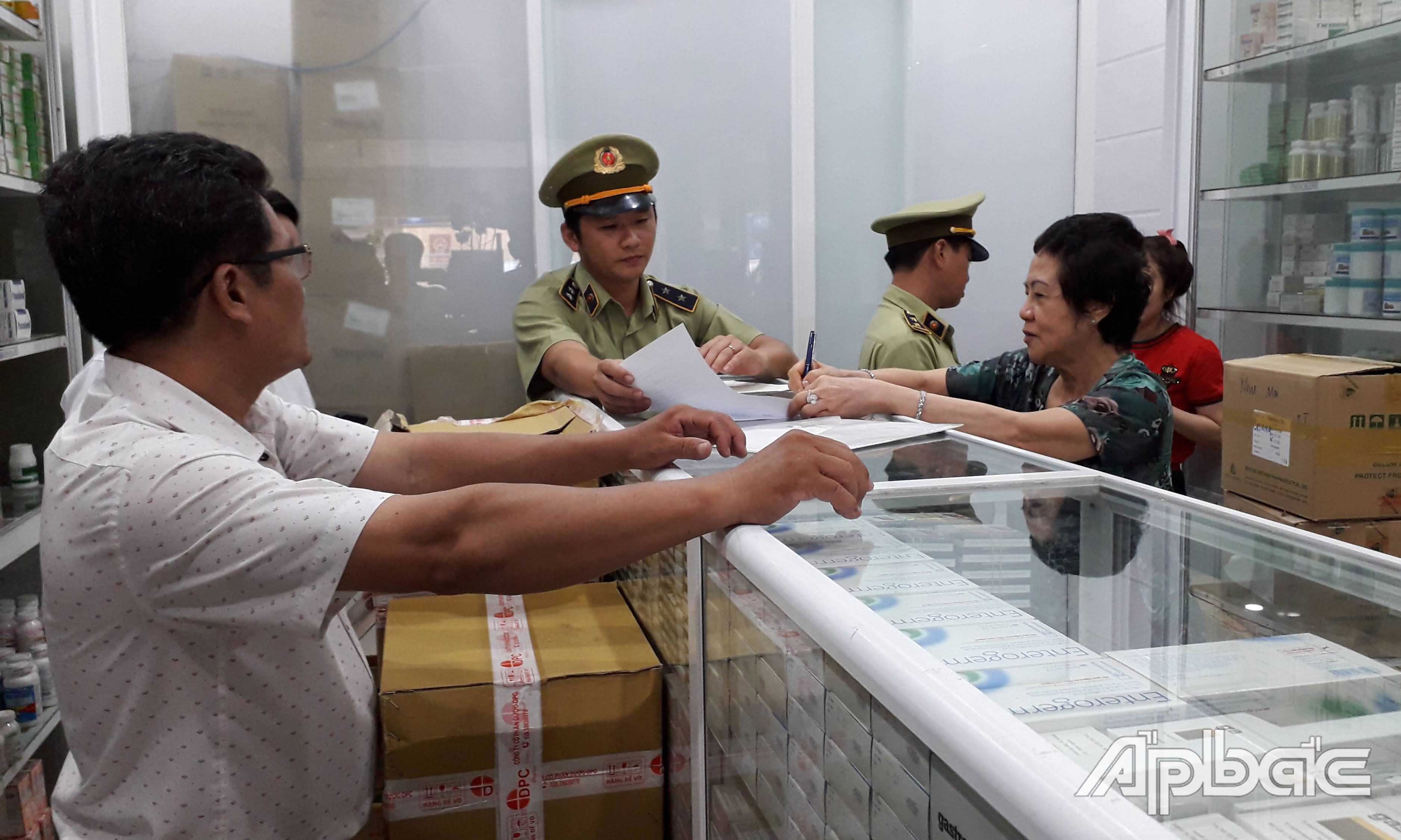 ​Lực lượng QLTT kiểm tra các cơ sở kinh doanh trang thiết bị y tế.