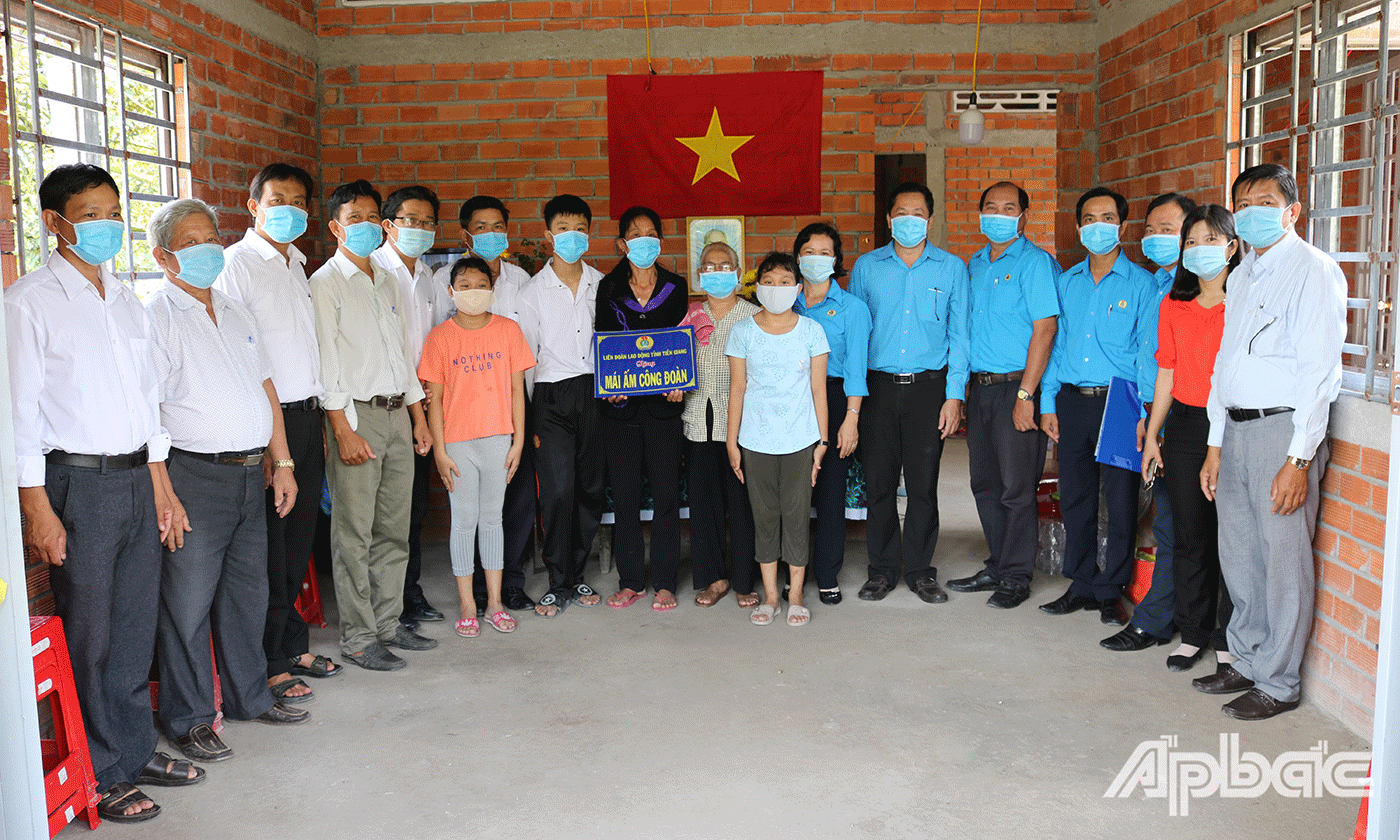 Lễ bàn giao “Mái ấm công đoàn” cho chị Phạm Thị Quang Tuyến