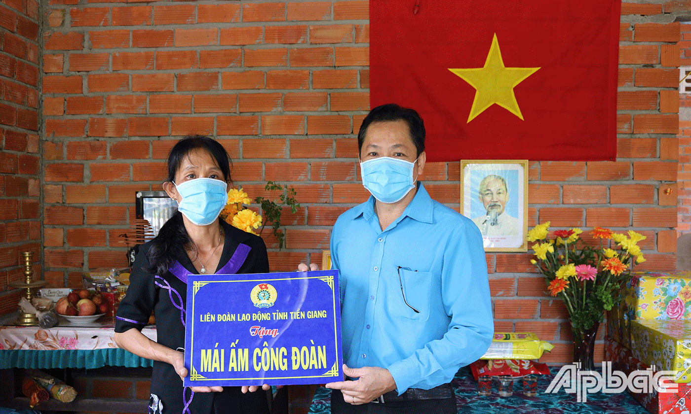  Phạm Thị Quang Tuyếnbảng tượng trưng Mái ấm công đoàn 