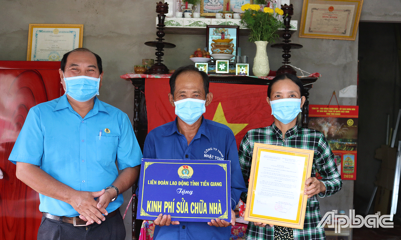 Đại diện LĐLĐ tỉnh, huyện trao Quyết định và bảng tượng trưng cho gia đình ông Lắm 