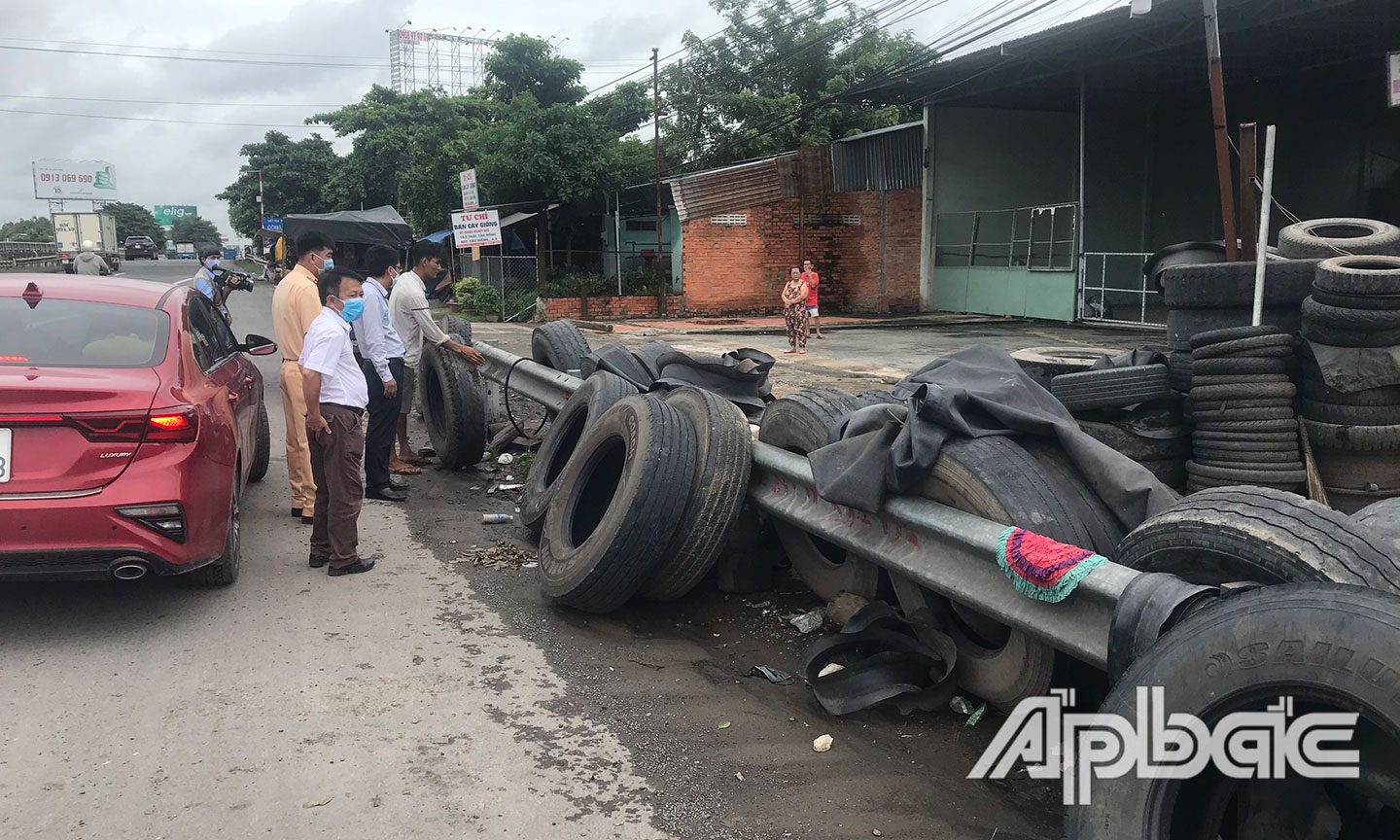 Lực lượng chức năng giải tỏa việc mua bán, kinh doanh lấn chiếm lòng, lề đường tại đường dẫn lên cầu Mỹ Thuận (huyện Cái Bè).