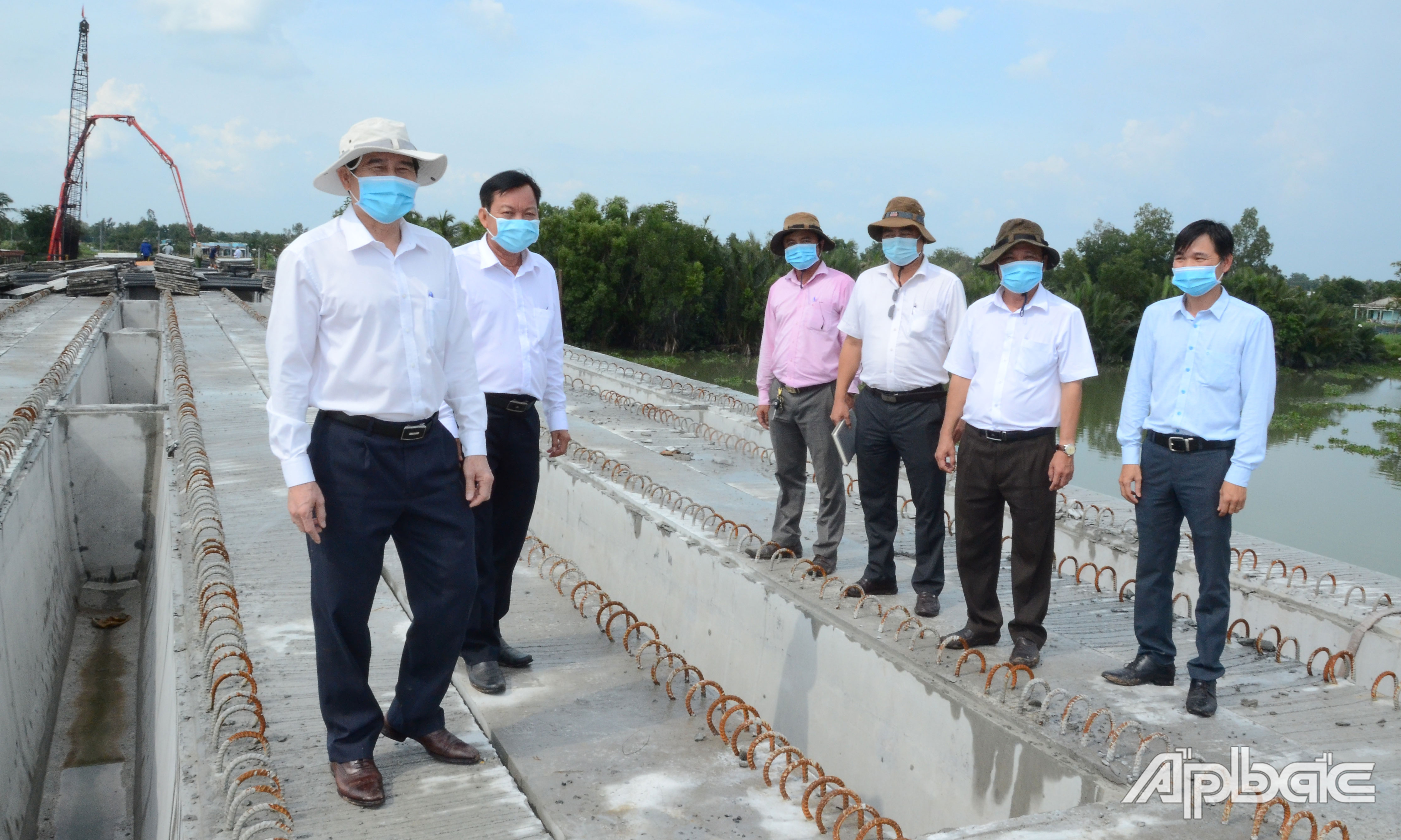 Đồng chí Lê Văn Hưởng kiểm tra tiến độ cầu Bình Xuân.