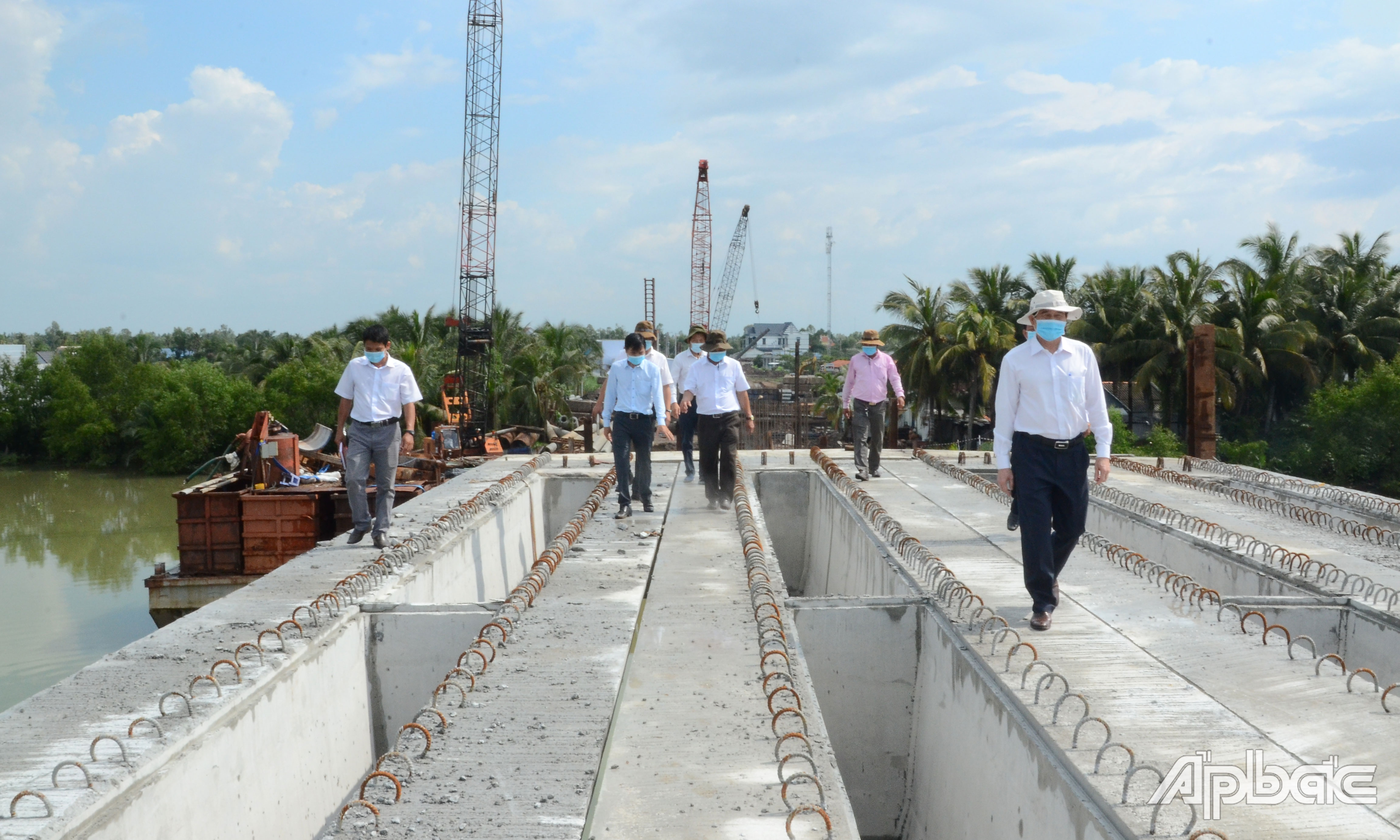 Đồng chí Lê Văn Hưởng kiểm tra tiến độ cầu Bình Xuân.