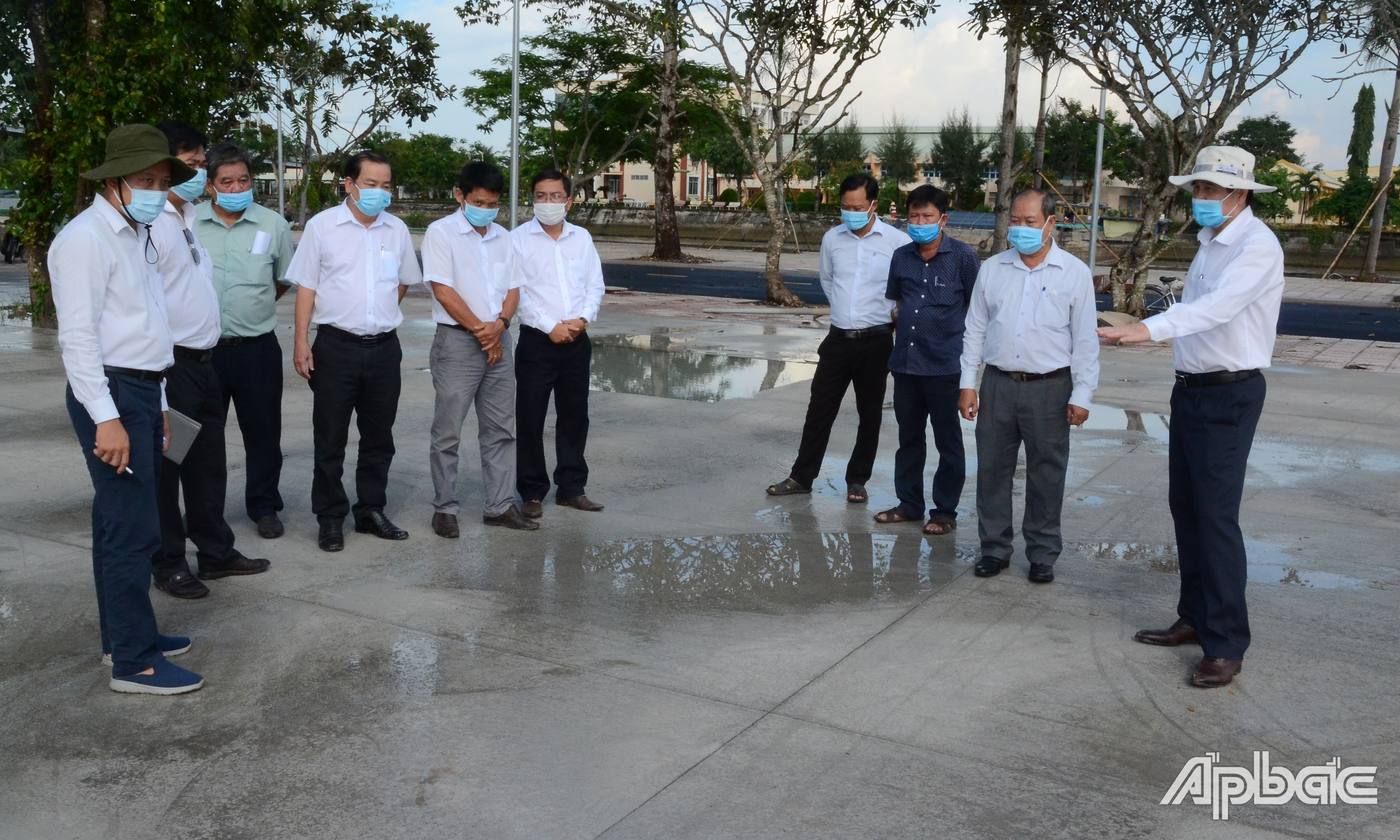 Đồng chí Lê Văn Hưởng kiểm tra tiến độ Trung tâm Văn hóa - Thể thao và Truyền thanh huyện Chợ Gạo.