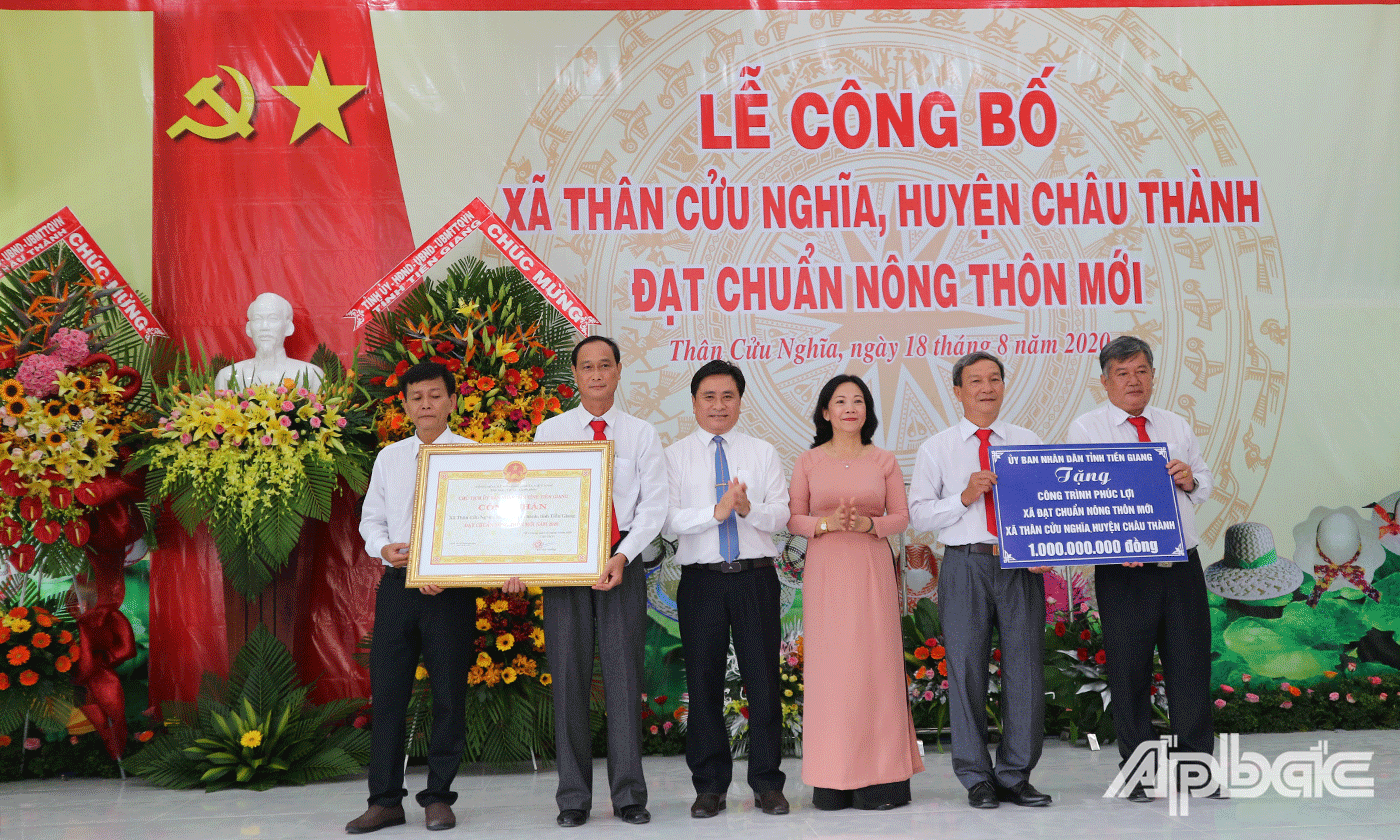 Đồng chí Nguyễn Thị Sáng Ủy viên Ban Thường vụ Tỉnh ủy, Phó Chủ tịch HĐND tỉnh và đồng chí Trần Văn Dũng Tỉnh ủy viên, Phó Chủ tịch UBND tỉnh Tiền Giang trao Bằng công nhận đạt chuẩn NTM và tặng công trình phúc lợi trị giá 1 tỷ đồng cho xã Thân Cửu Nghĩa