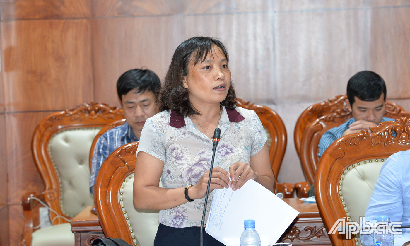 Thành viên đoàn công tác phát biểu ý kiến.