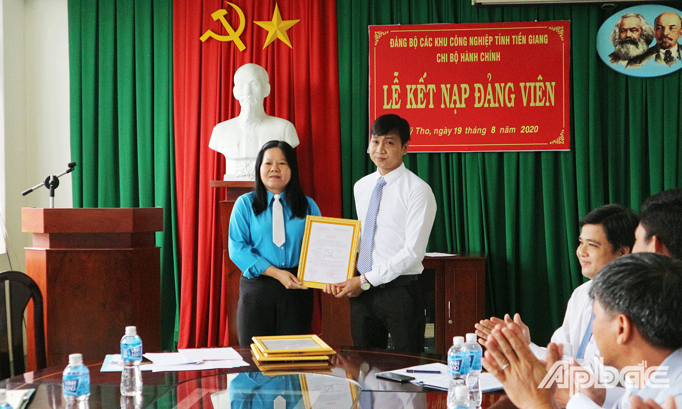 Đồng chí Nguyễn Thị Thùy Dương Phó Bí thư Đảng ủy các Khu công nghiệp tỉnh, Bí thư Đảng ủy các khu công nghiệp tình Tiền Giang trao Quyết định kết nạp đảng viên cho 