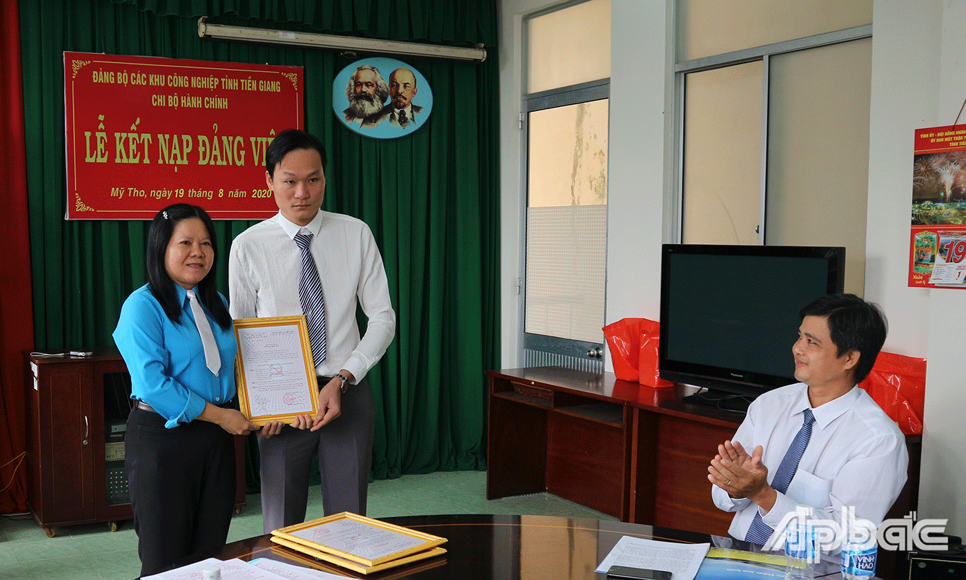 Đồng chí Nguyễn Thị Thùy Dương Phó Bí thư Đảng ủy các Khu công nghiệp tỉnh, Chủ tịch Công đoàn các Khu công nghiệp tình Tiền Giang trao Quyết định kết nạp đảng viên cho 