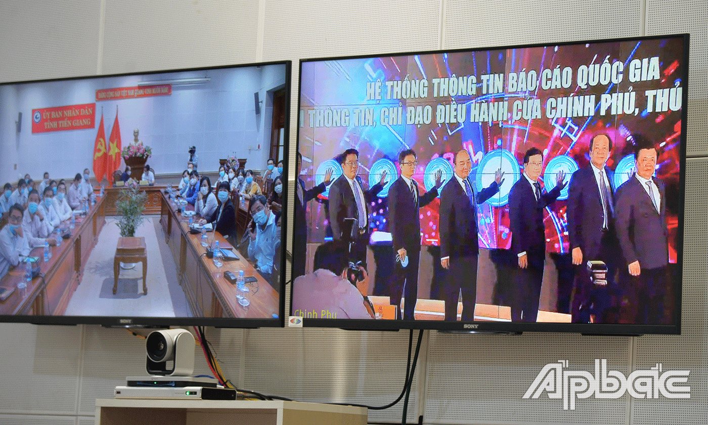 Thủ tướng Nguyễn Xuân Phúc cùng các đồng chí lãnh đạo bộ, ngành Trung ương tiến hành nghi thức khai trương hệ thống (ảnh chụp từ điểm cầu Tiền Giang)