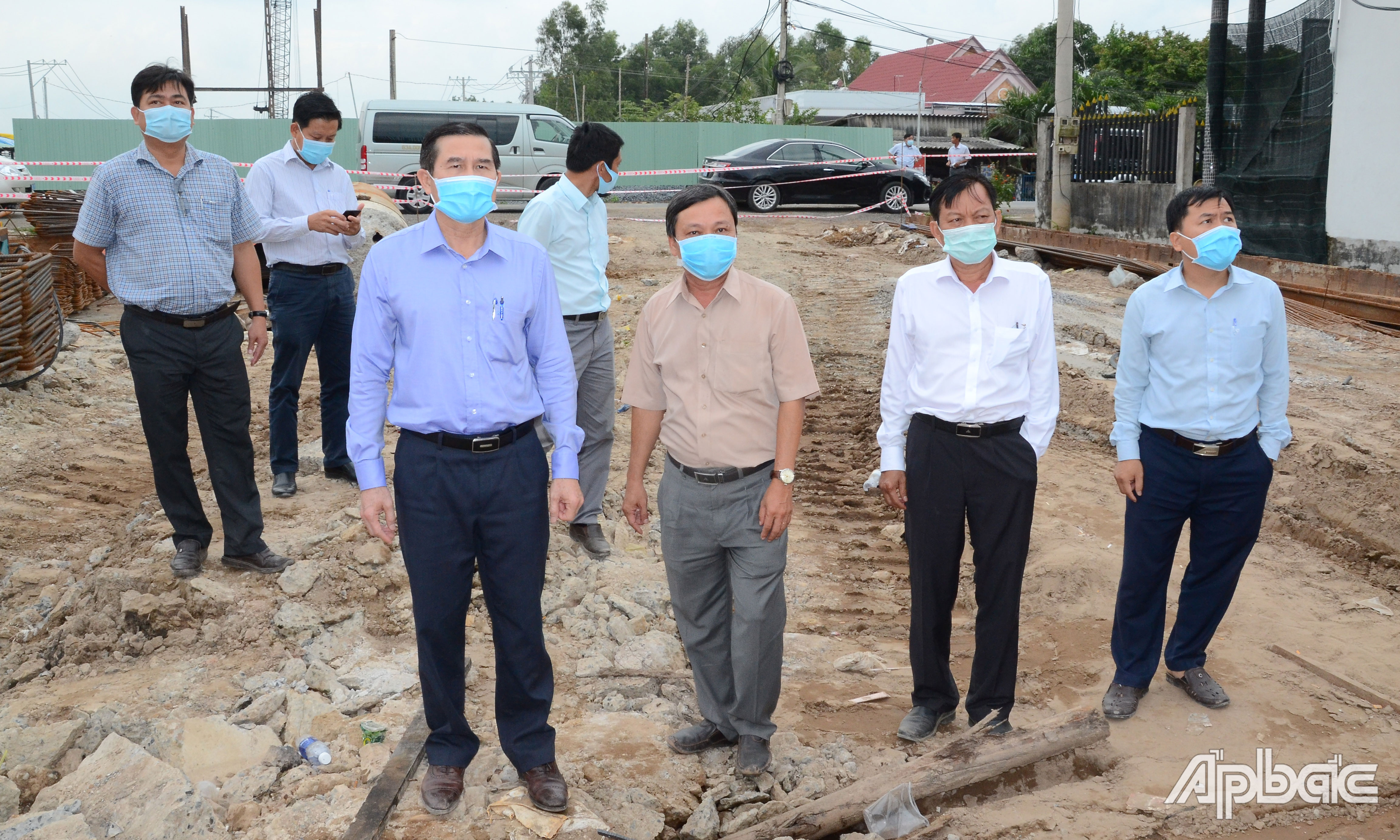 Đồng chí Lê Văn Hưởng kiểm tra tiến độ cầu Nguyễn Văn Tiếp.