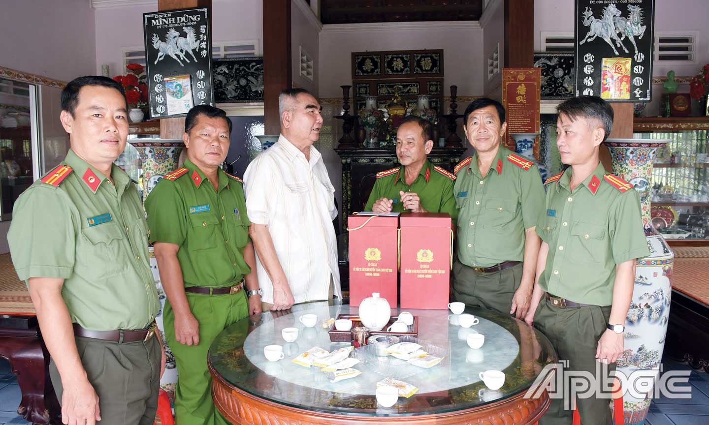 Đại tá Nguyễn Văn Tảo, Phó Giám đốc Công an tỉnh dẫu đầu Đoàn công tác Công an tỉnh đến thăm cán bộ lão thành cách mạng. 	Ảnh: THANH VIỆT