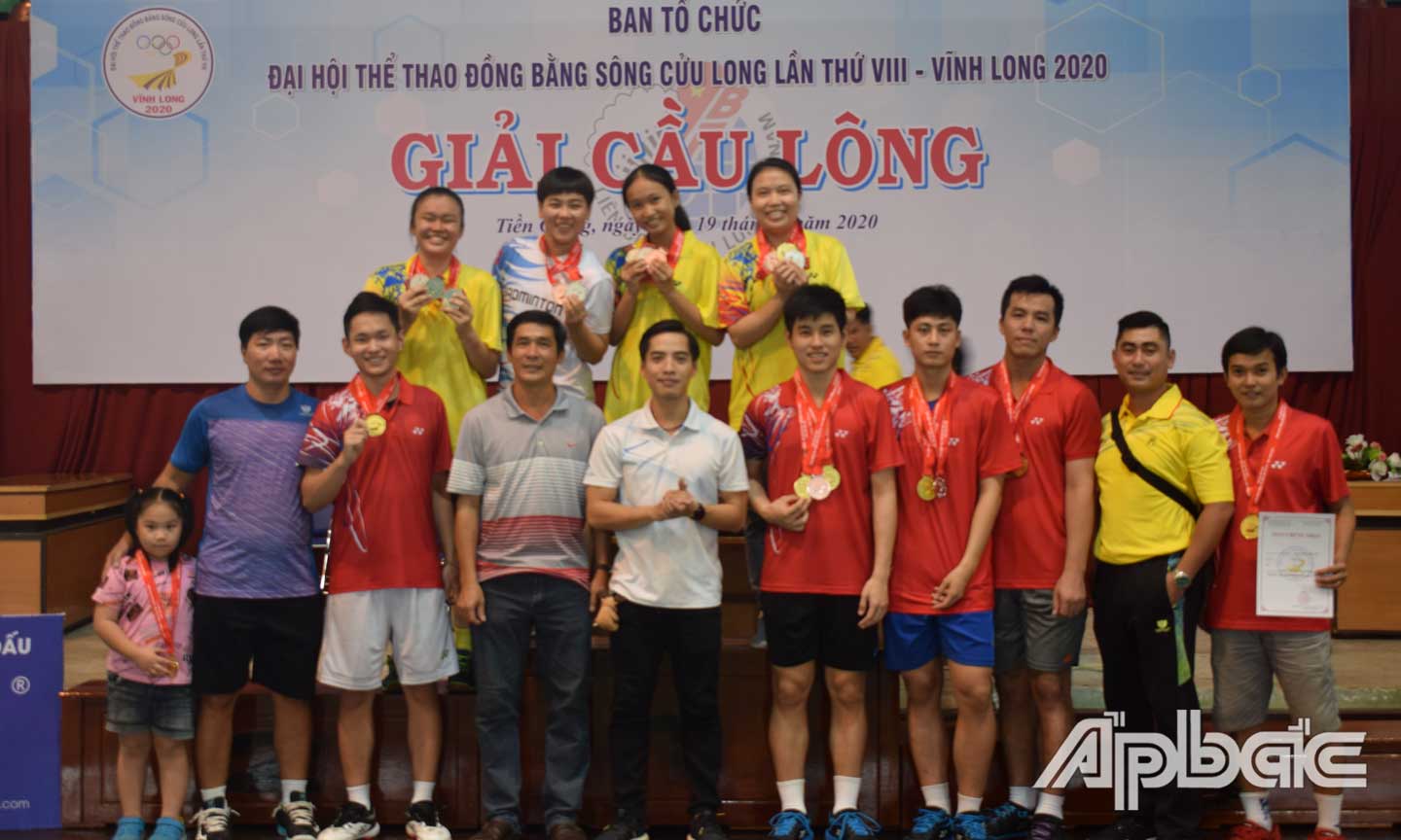 Đội Cầu lông tỉnh đoạt hạng Nhất toàn đoàn tại Giải Cầu lông - Đại hội Thể thao ĐBSCL lần thứ VIII . Ảnh: NGỌC AN