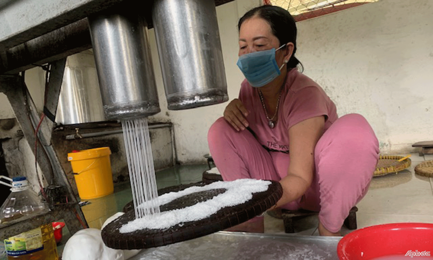 Các công đoạn làm bánh hỏi cũng khá công phu.