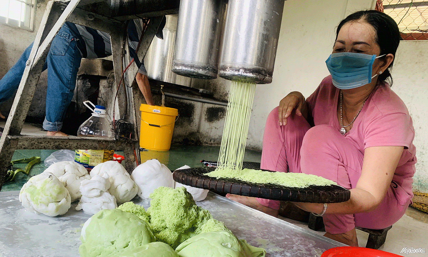 Bánh hỏi Gò Tre có sợi bánh mền và vị ngọt thanh đặc trưng.