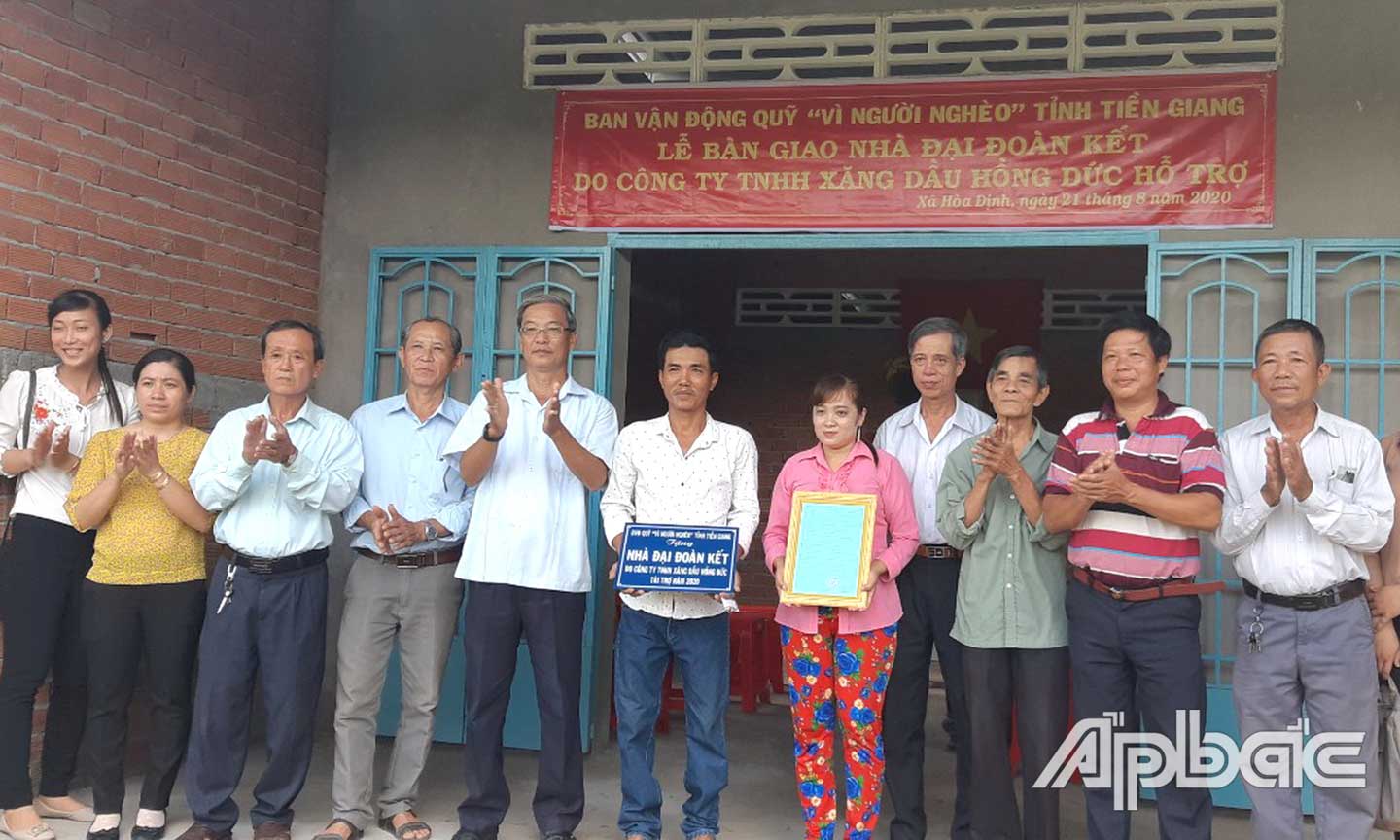 Bàn giao nhà đại đoàn kết từ nguồn Quỹ “Vì người nghèo”.