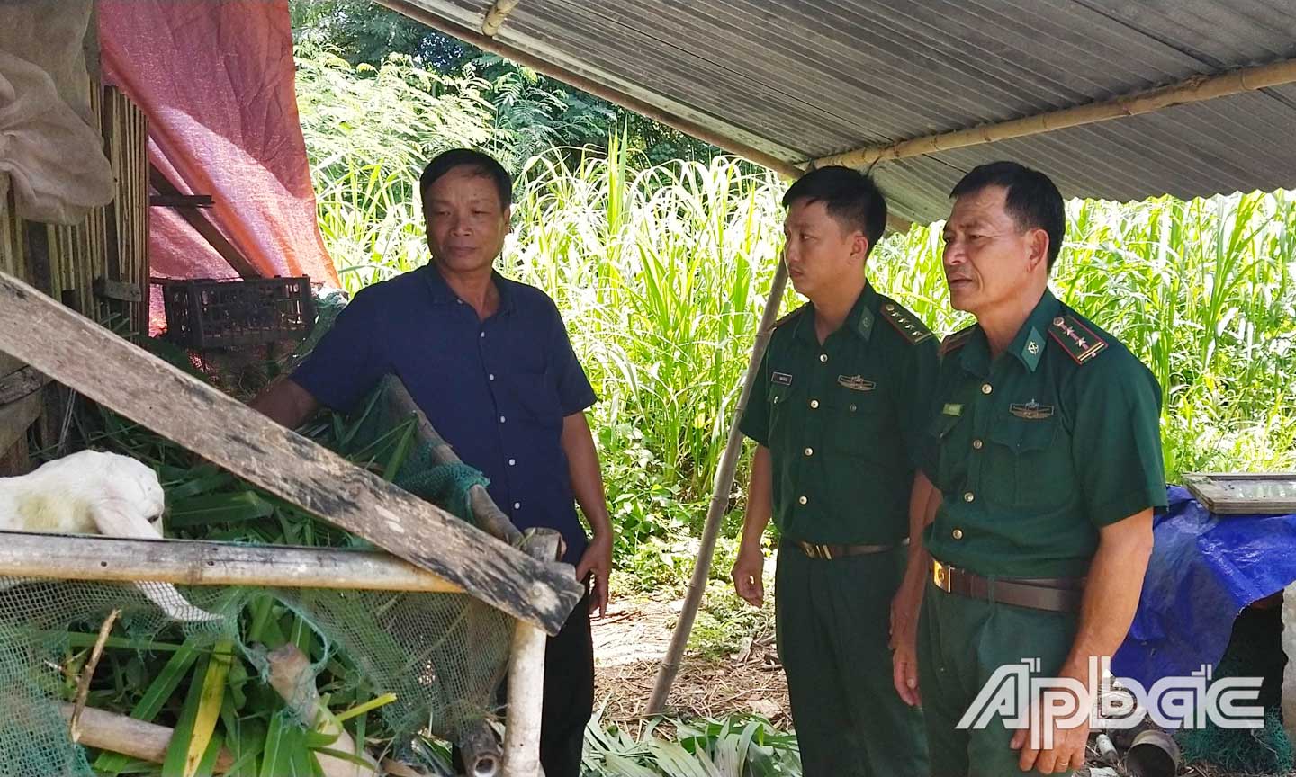 Đồn Biên phòng Kiểng Phước thăm mô hình chăn nuôi dê của gia đình ông Phước.