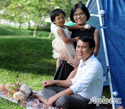 Cuộc hành trình giành lại nguồn sáng cho con của anh Trương Trọng Nghĩa vẫn còn dài ở phía trước.