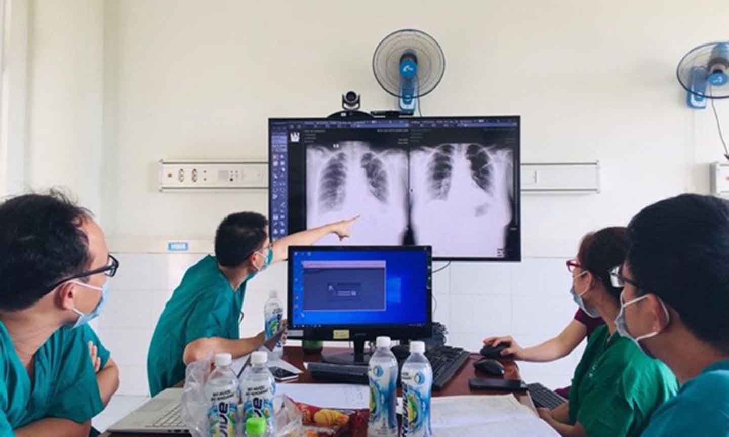 Các bác sỹ hội chẩn cho một trường hợp mắc bệnh COVID-19. (Ảnh: PV/Vietnam+)
