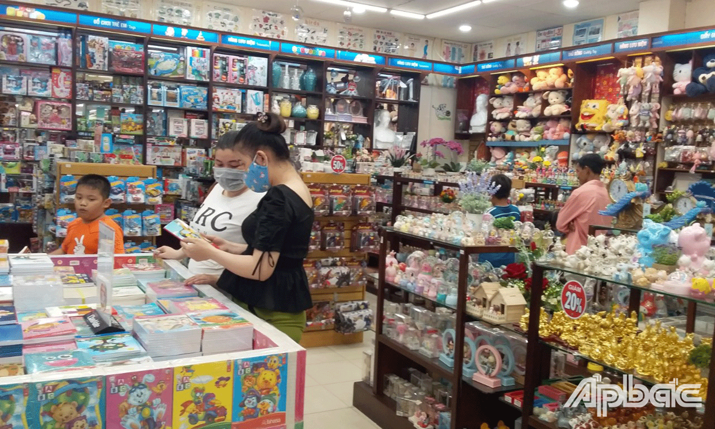 Phụ huynh tìm mua đồ dùng học tập cho con, em mình để vào năm học mới