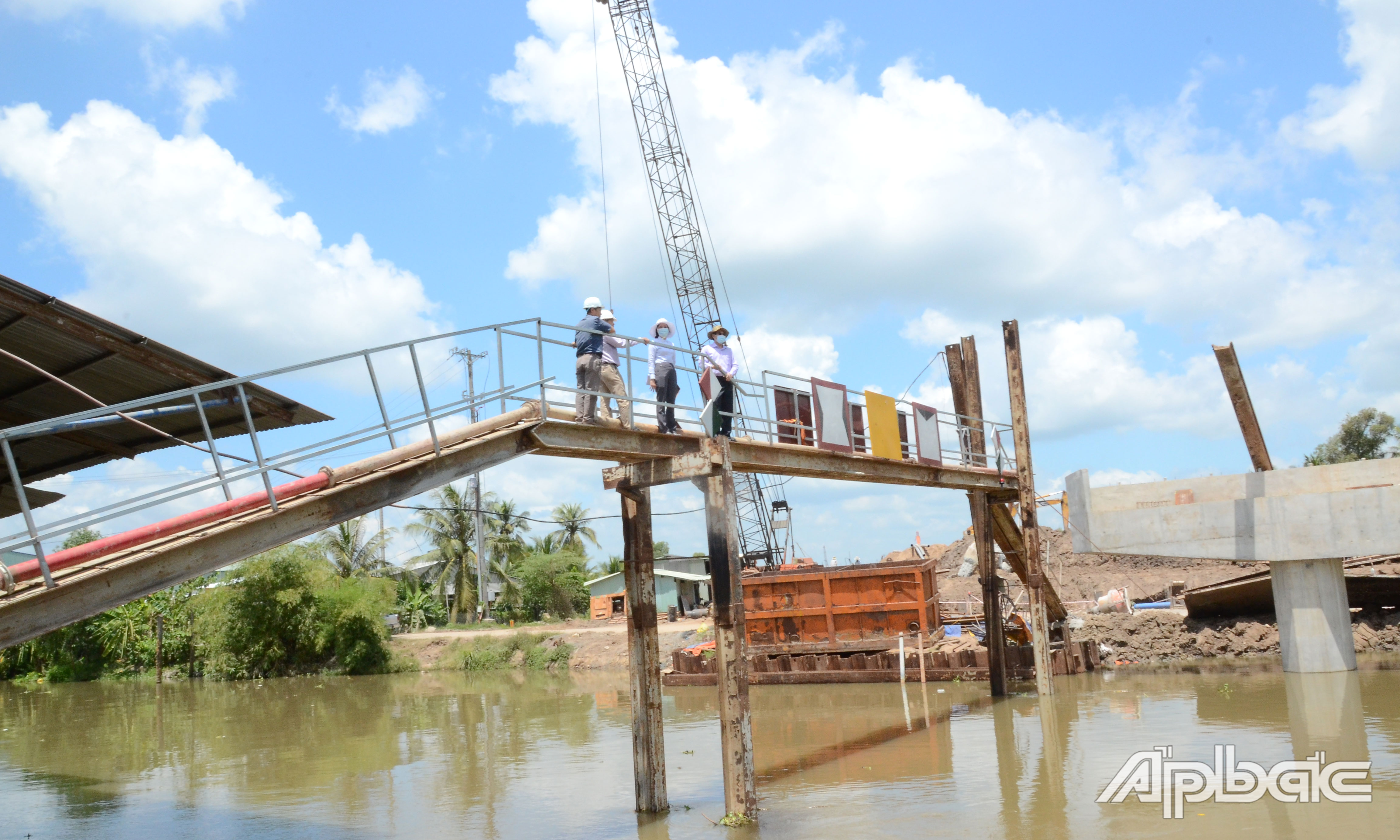 Đồng chí Lê Văn Hưởng kiểm tra thực tế Dự án tại đoạn qua xã Mỹ Thành Nam, huyện Cai Lậy.