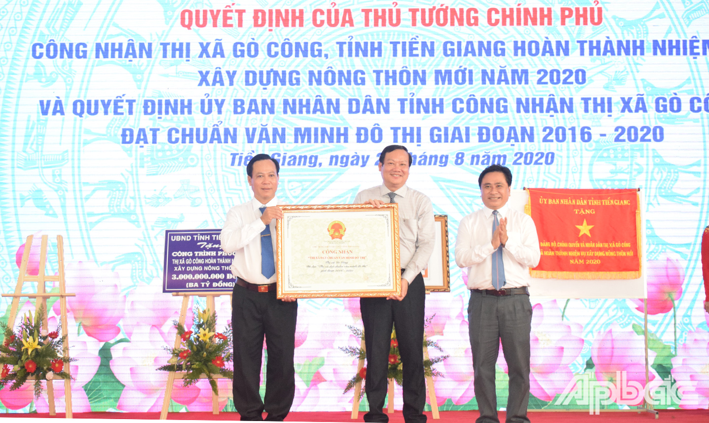 Đồng chí Trần Văn Dũng trao bằng công nhận thị xã Gò Công đạt chuẩn văn minh đô thị 2016 – 2020.