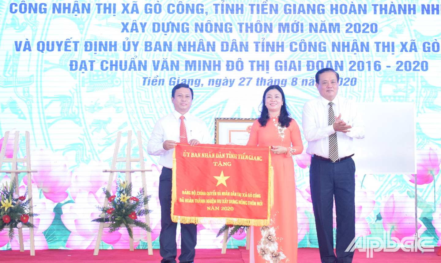 Đồng chí Lê Văn Nghĩa trao Cờ thi đua  của UBND tỉnh cho thị xã Gò Công