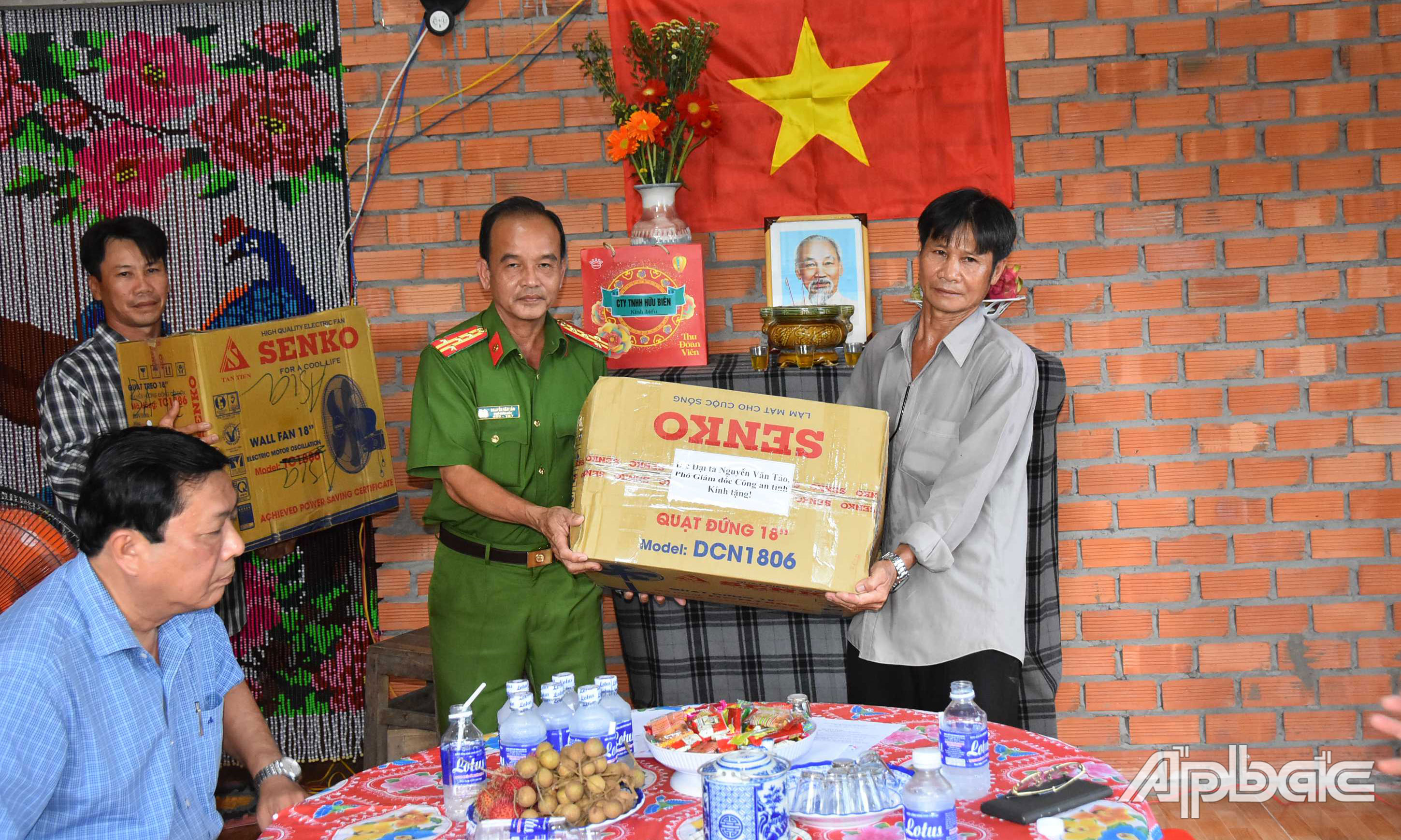 Đại tá Nguyễn Văn Tảo trao nhà đại đoàn kết tại xã Phú Nhuận.