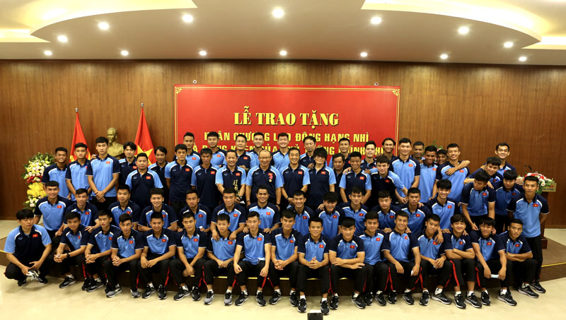 Tập thể ĐT U22 Việt Nam tới dự và chúc mừng HLV trưởng Park Hang-seo, trợ lý Lee Young-jin, Kim Han-yoon nhận phần thưởng cao quý của Đảng và Nhà nước.