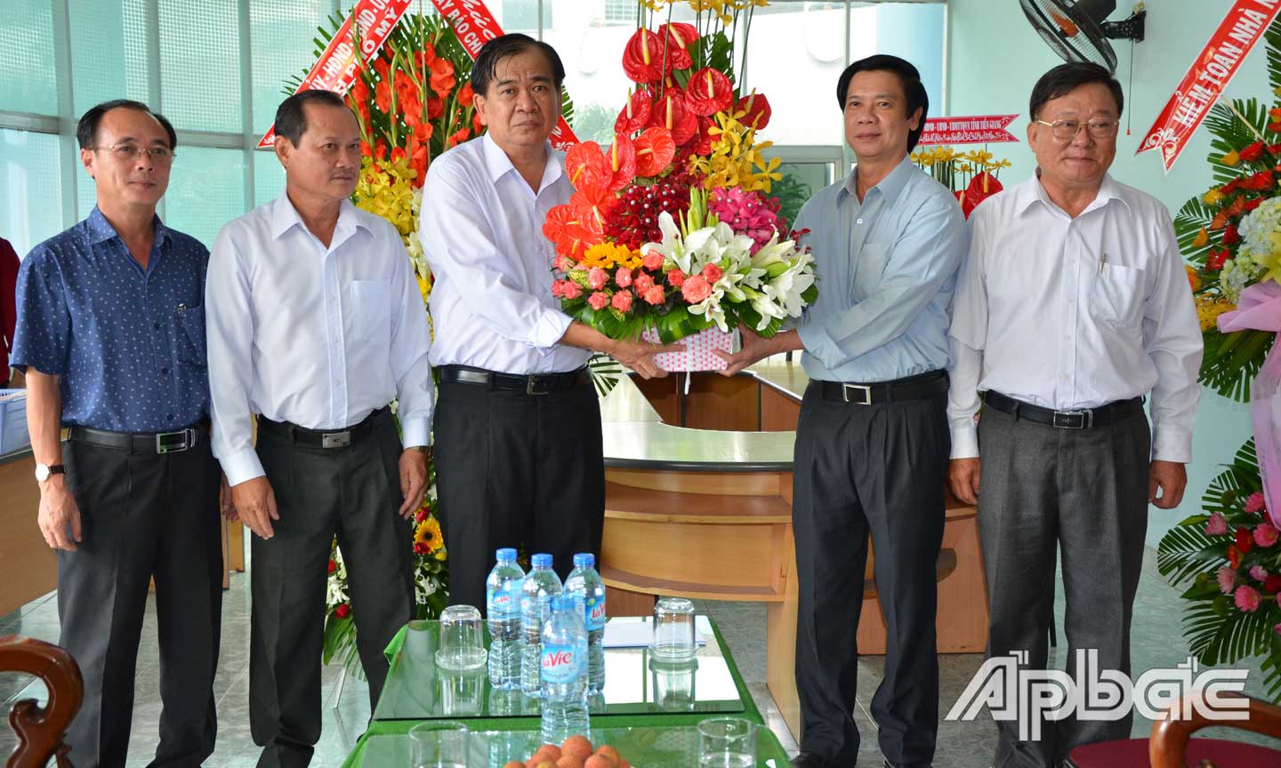 Đồng chí Nguyễn Văn Danh trong một chuyến đến thăm, làm việc với Báo Ấp Bắc và Hội Nhà báo tỉnh Tiền Giang.      			                               Ảnh: D.S
