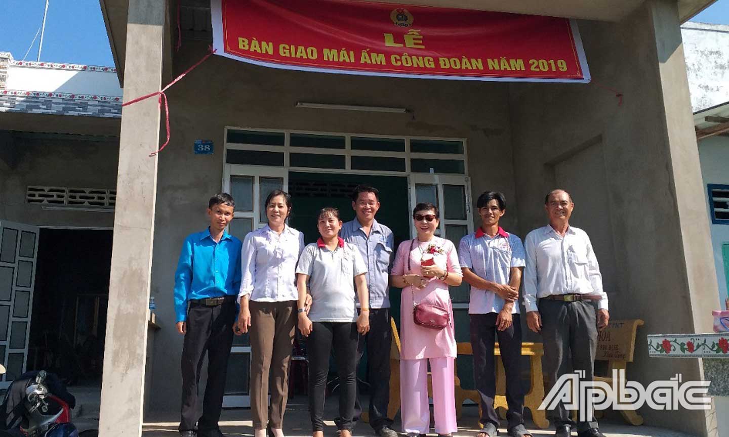 LĐLĐ huyện Gò Công Đông bàn giao “Mái ấm Công đoàn” cho công đoàn viên có hoàn cảnh khó khăn về nhà ở.