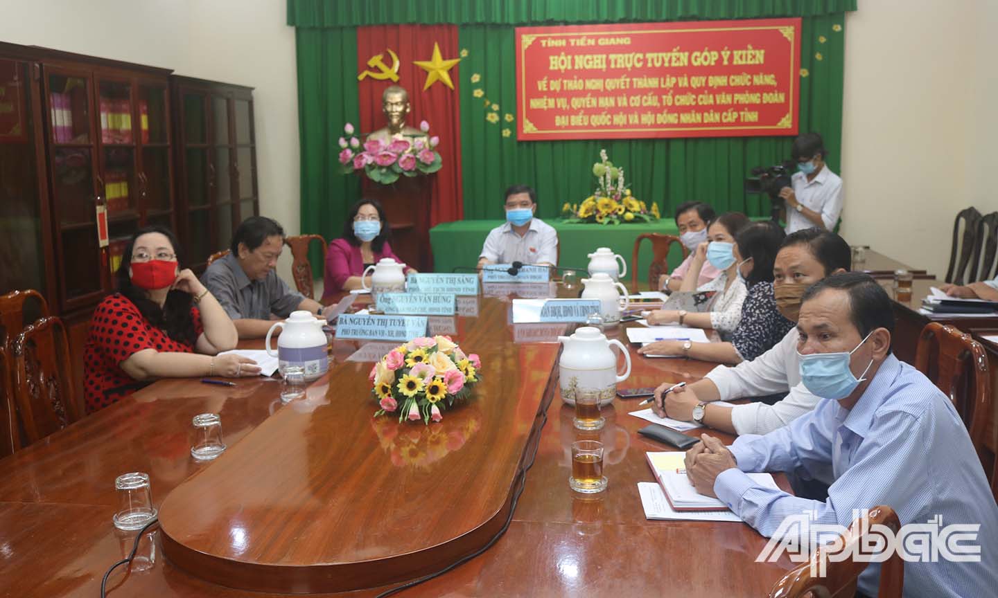 Các đại biểu làm việc ở điểm cầu Tiền Giang.