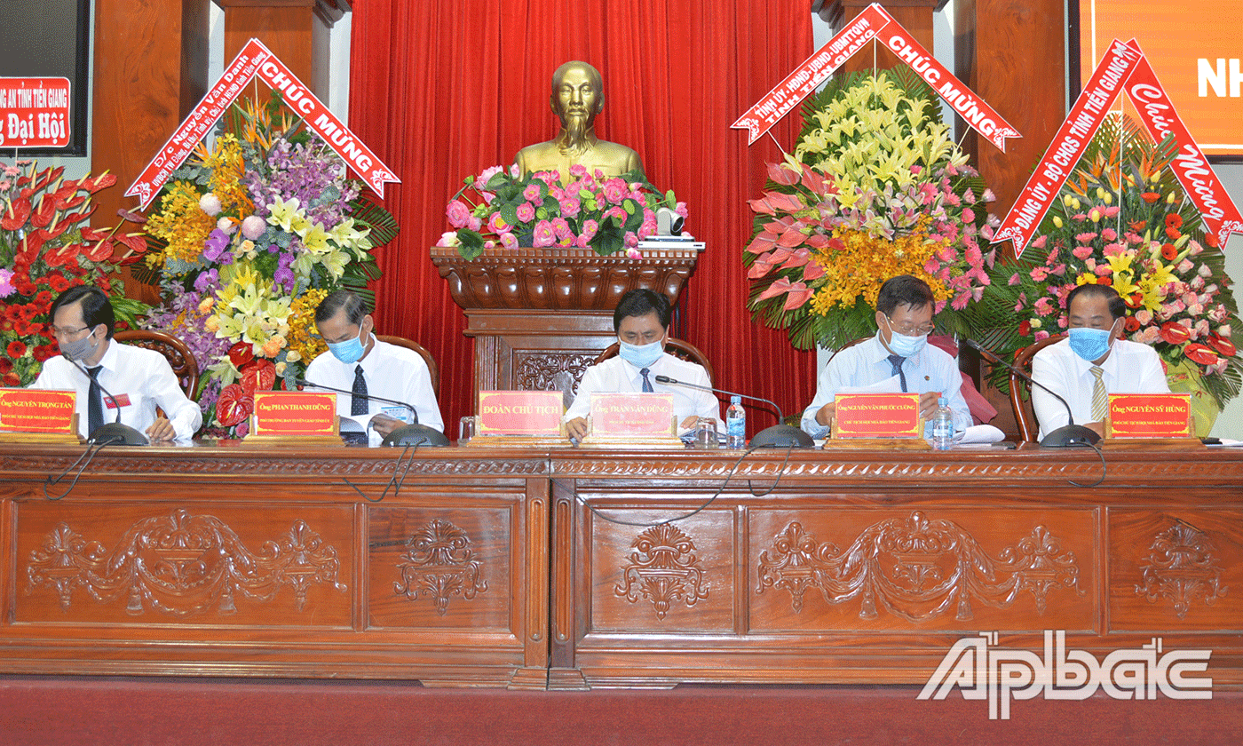 Đoàn chủ tịch Đại hội.
