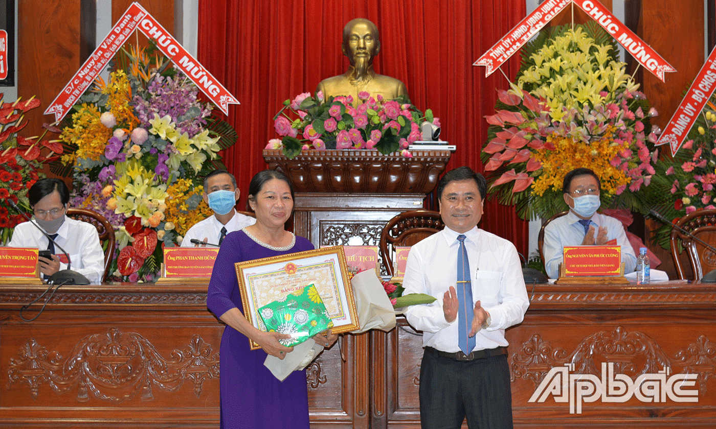 UBND tỉnh trao bằng khen cho nhà báo Lê Thị Ngọc Ánh.