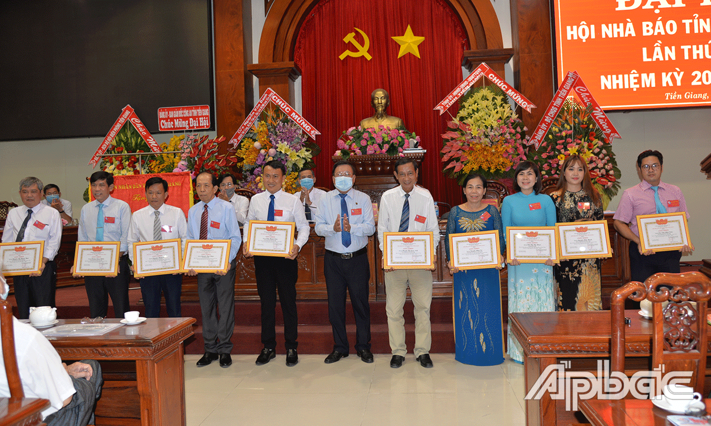 Trao giấy khen của Hội Nhà báo tỉnh cho các cá nhân.