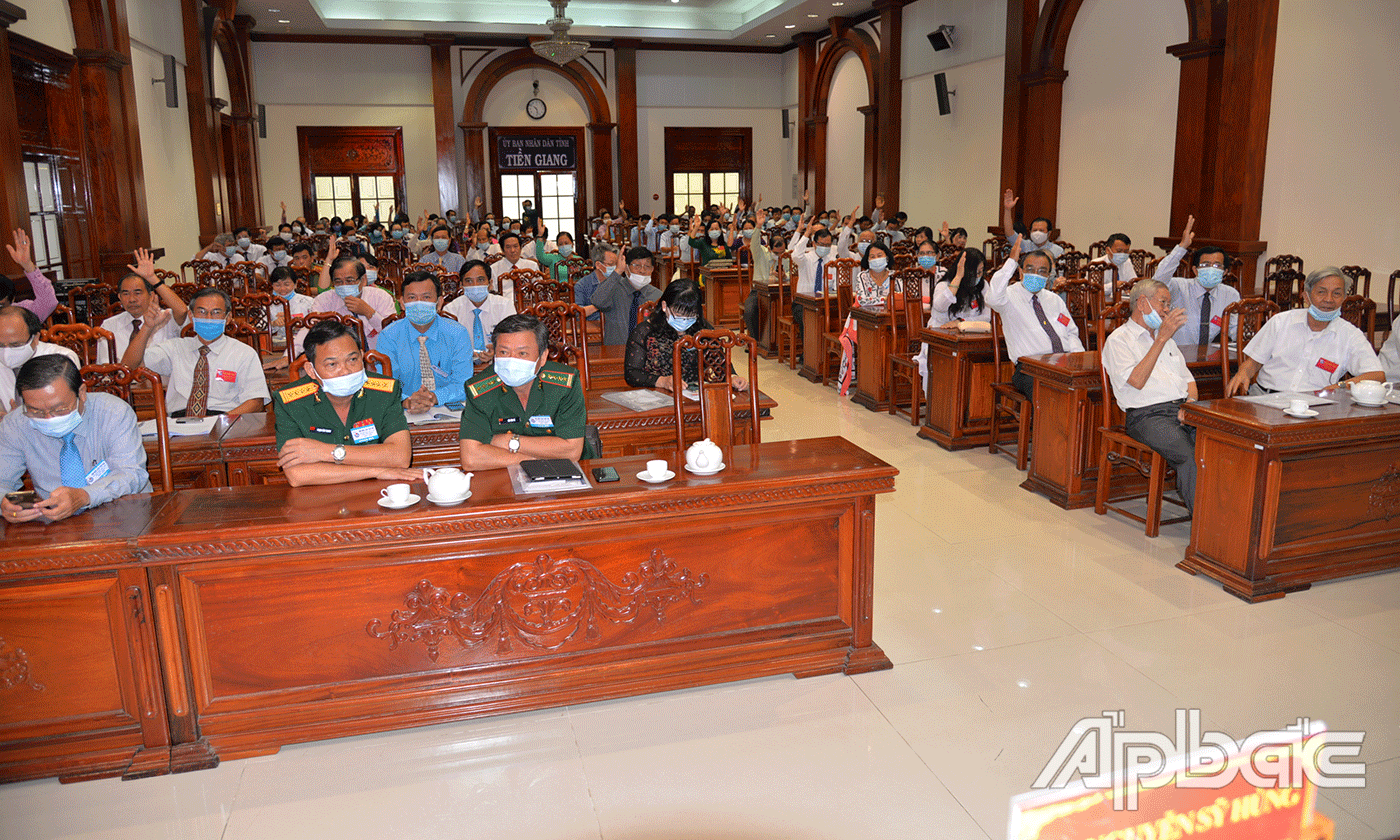 Đại biểu biểu quyết thông qua Nghị quyết đại hội.